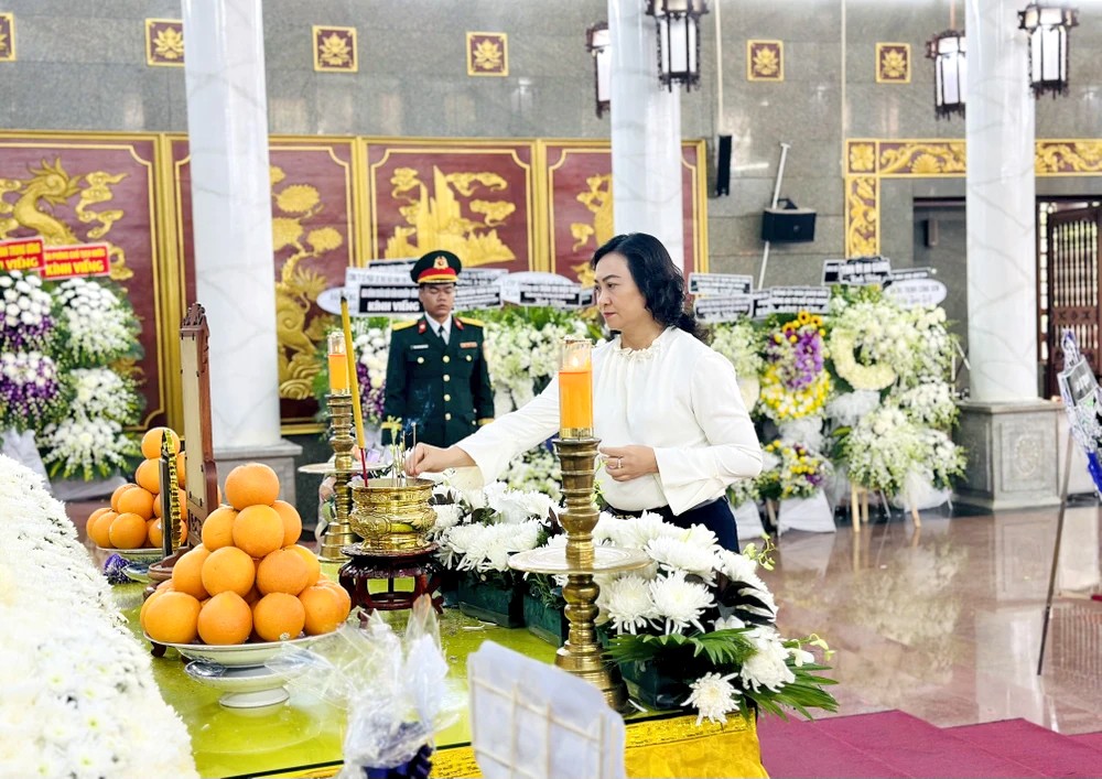 众多代表团吊唁已故总理武文杰夫人