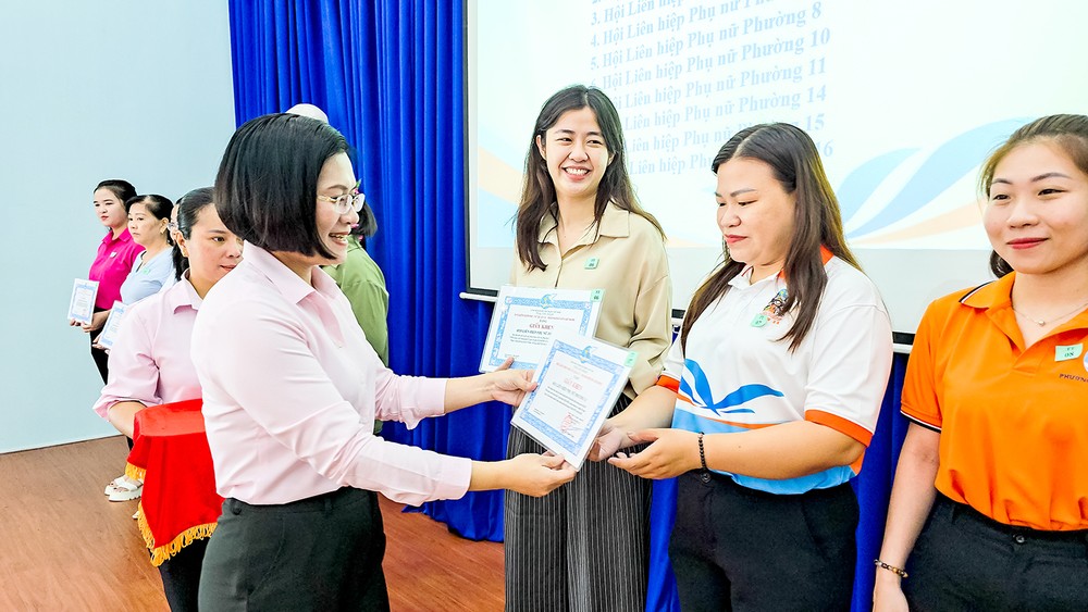 推进学习胡志明思想、道德榜样运动