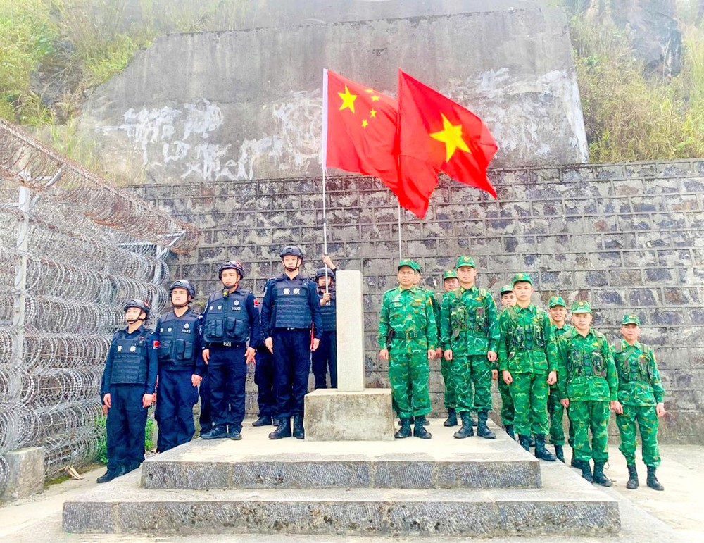 越南河江省边防部队义顺边防哨所和中国八布边境派出所于今年第一季度开展联合巡逻活动。