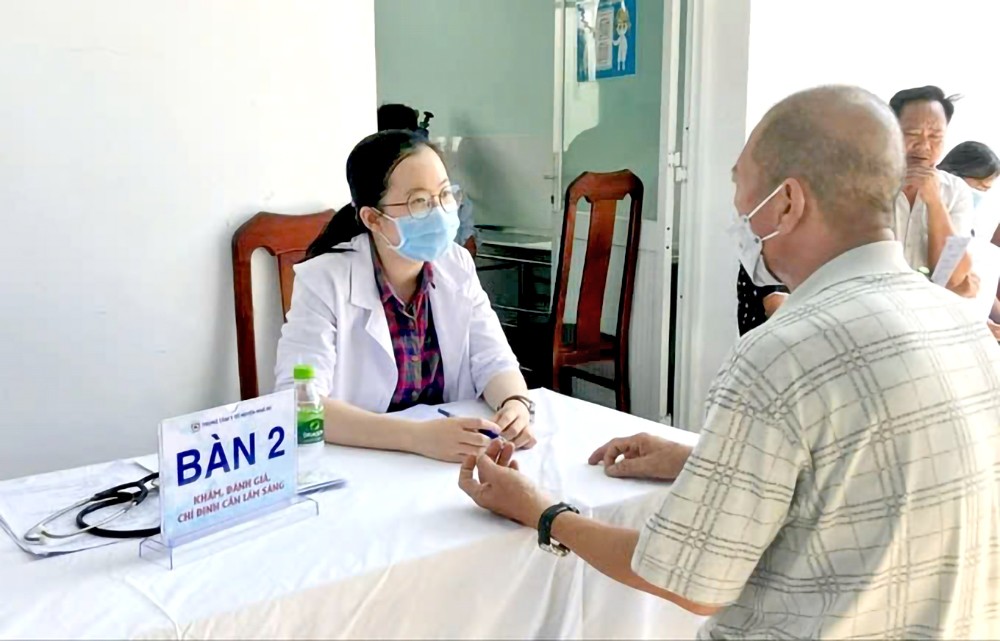 芽皮县医疗中心人员正在检查长者的健康状况。