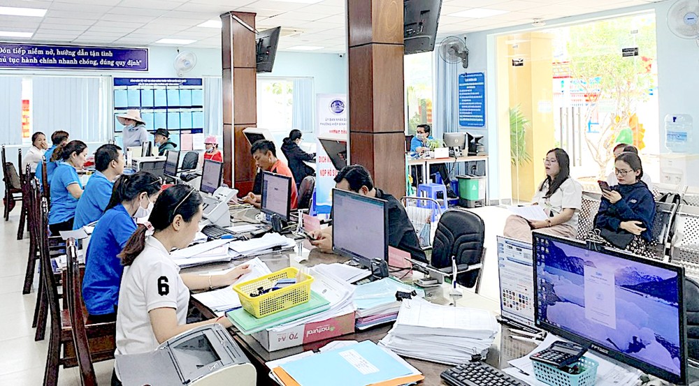 守德市协平政坊人委会干部和公务员一如既往保持全力以赴的工作精神与态度。