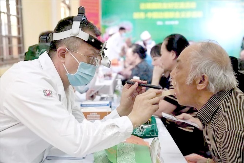 中国军医为谅山省高禄边境县民众看诊。