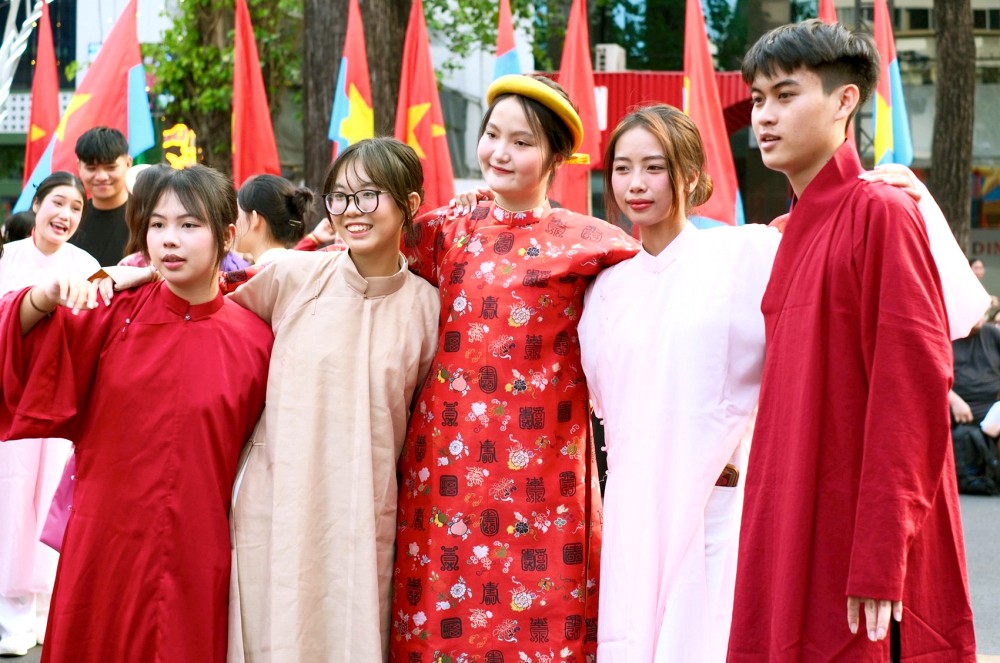 越来越多年轻人喜欢穿传统长衫。