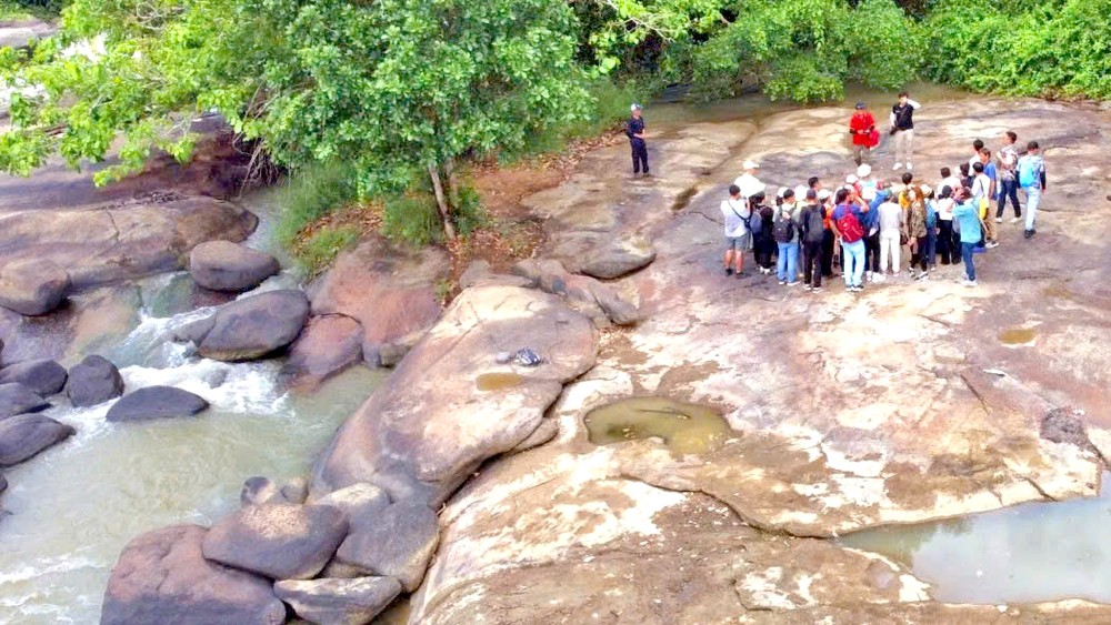 小朋友们来到梅瀑布游玩。