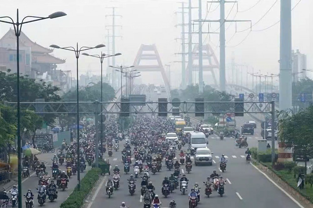 空气污染使本市看起来如同笼罩在雾中般朦胧。
