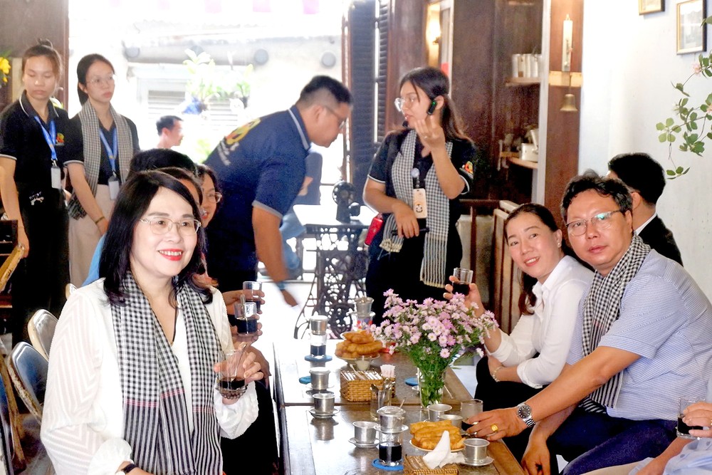 到本市游玩的游客。