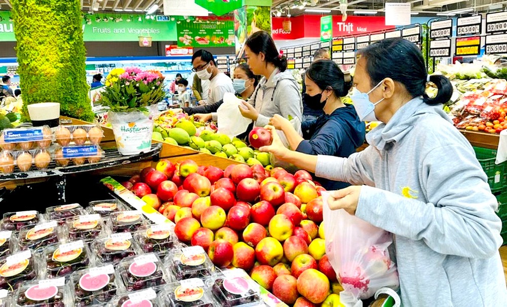 消费者在Co.opmart超市购买水果。