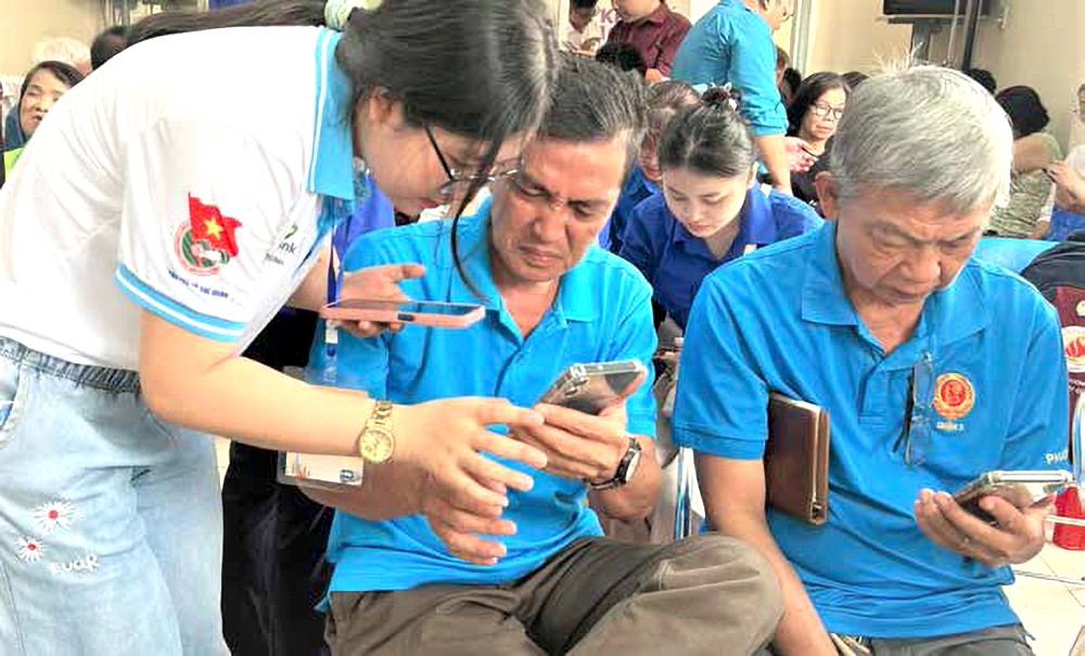 志愿团队开展“平民数字学务”运动，辅助长者使用数字转型应用程式。