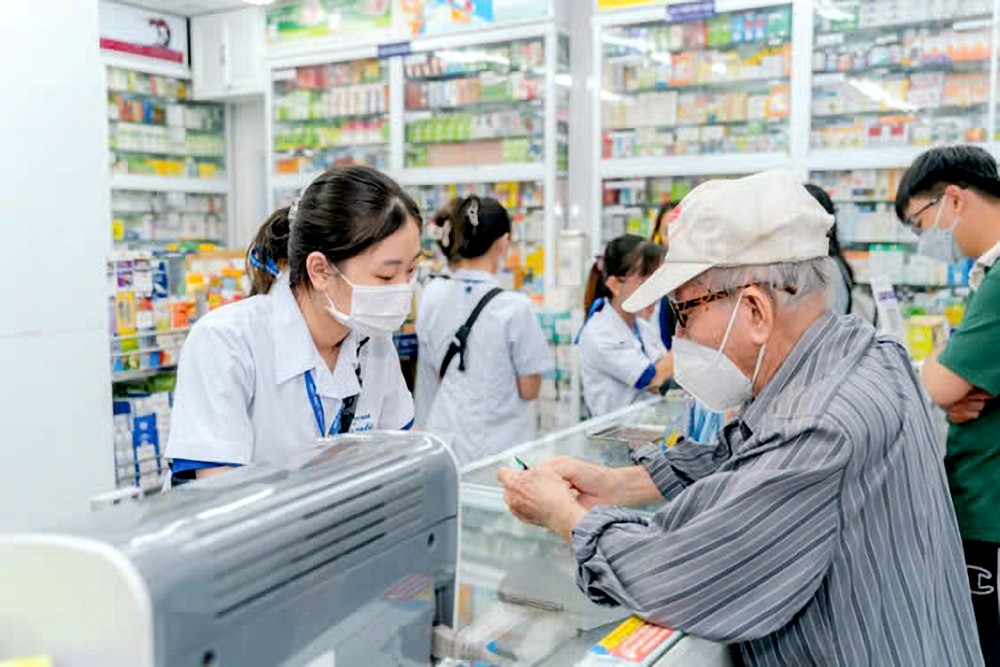 消费者在购买时须按照卫生部的建议仔细检查药品。