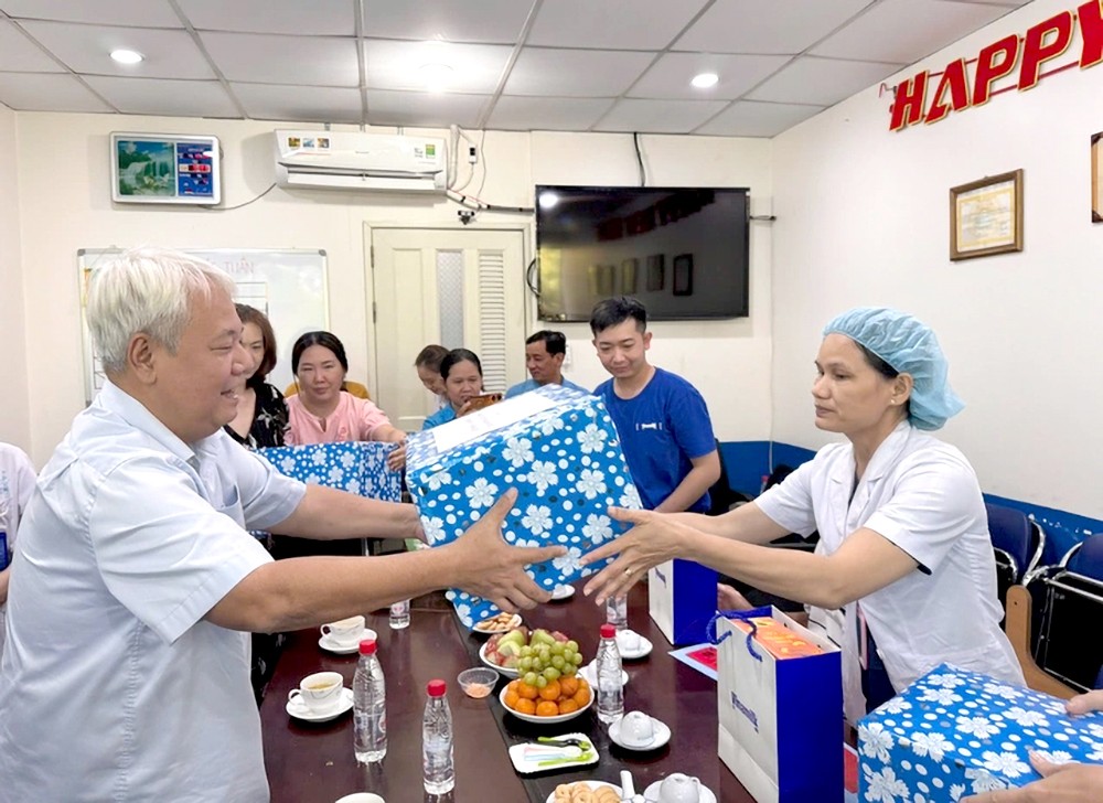 市劳动联团主席武克泰向患重病的会员及劳动者赠送礼物。