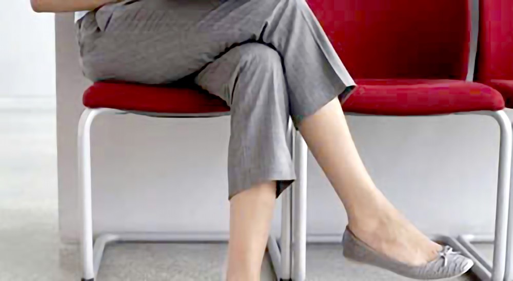 跷二郎腿导致脊柱不正常弯曲。