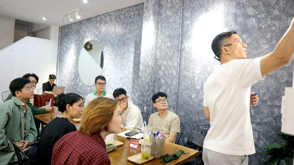 VSG俱乐部创始人阮富德辅助为学员修改作业。