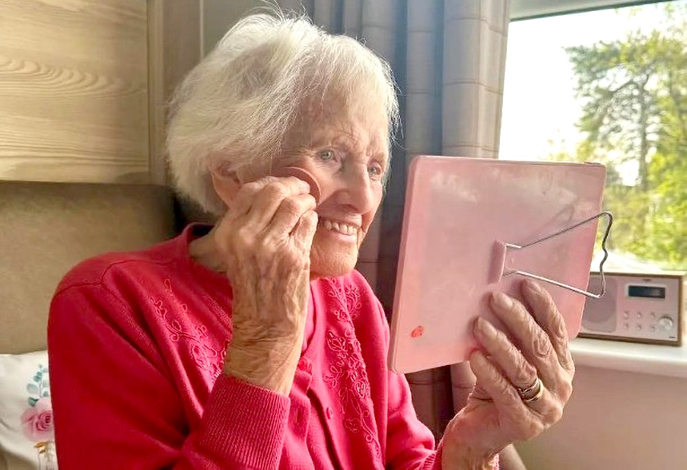 103 岁女人瑞坚持每日化妆