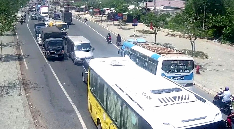 迪庙桥交通拥堵，收费站被迫放行