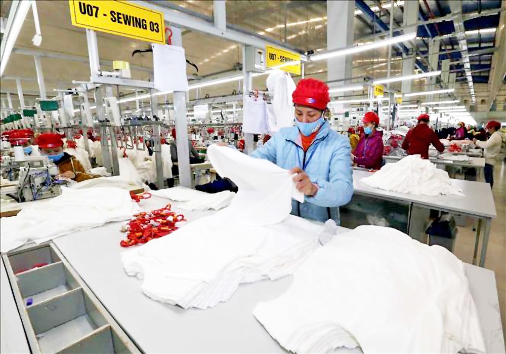 海阳省精利成衣公司正缝制成衣出口。