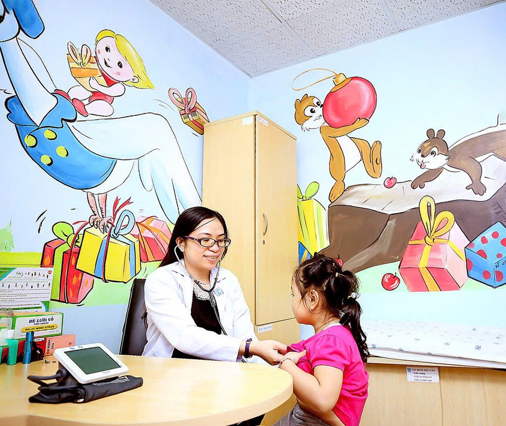 市医药大学医生为儿童检查及提供营养咨询。