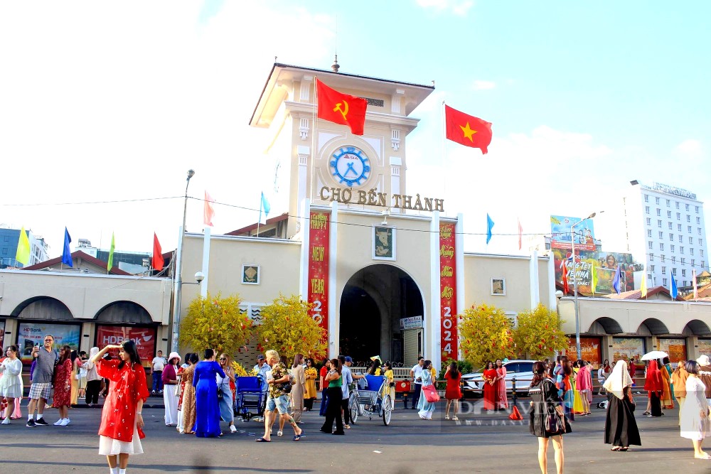 游客参观滨城市场。