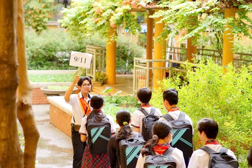 新富郡西盛高中学校学生带领黎利初中学校九年级学生参观学校。