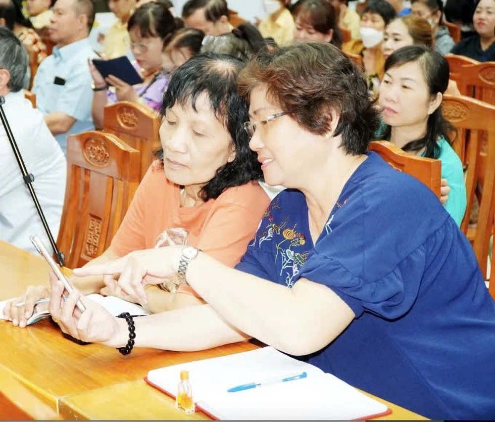 第七郡新兴坊干部、公务员、居民参加“走进数字科技的行程”培训班。
