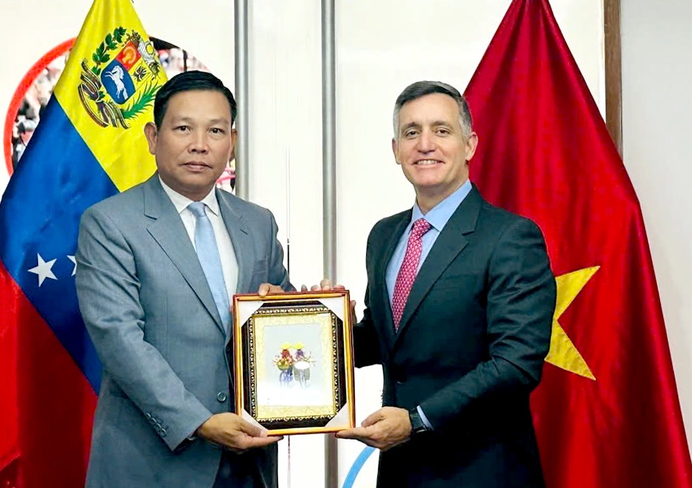 越南驻委驻瑞拉大使武中美向卡尔迪略部长送上纪念品