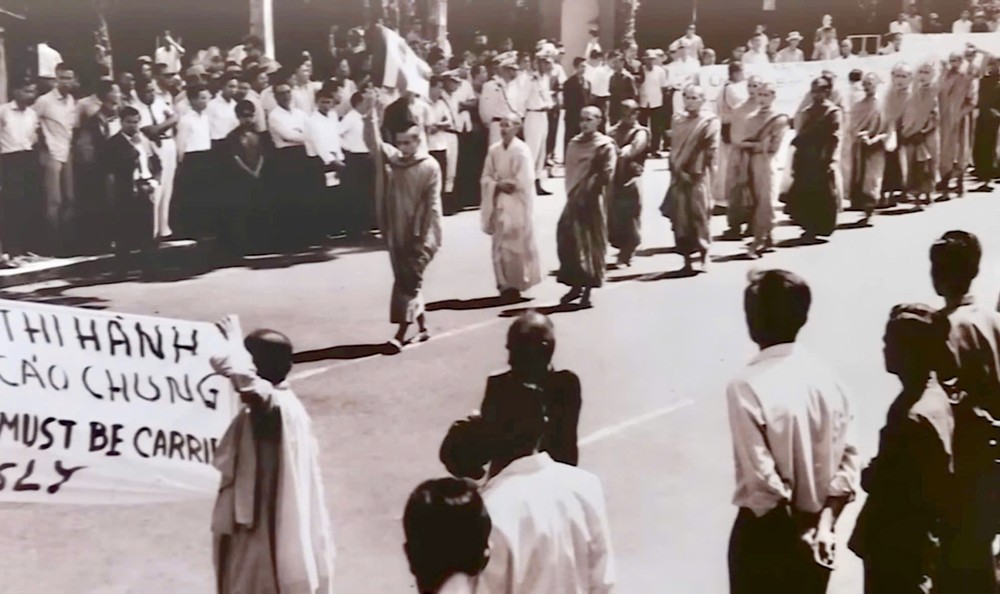 在1963年6月11日清晨，释广德大和尚焚烧自己，宣示佛教的非暴力精神与对宗教平等的呼唤。