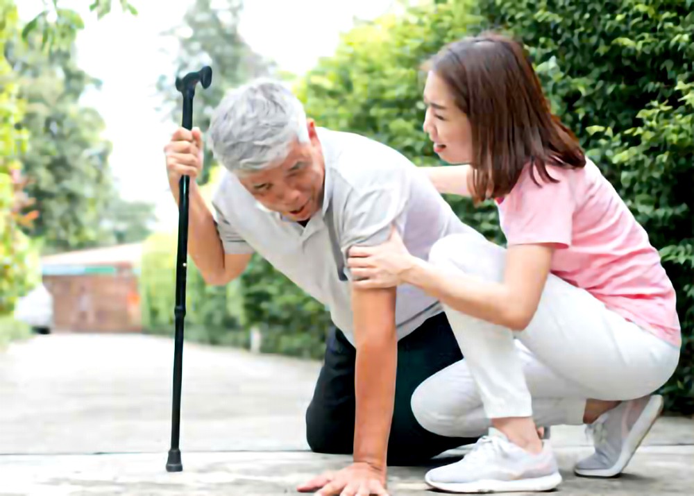 长者跌倒是一个常见且严重的健康问题。