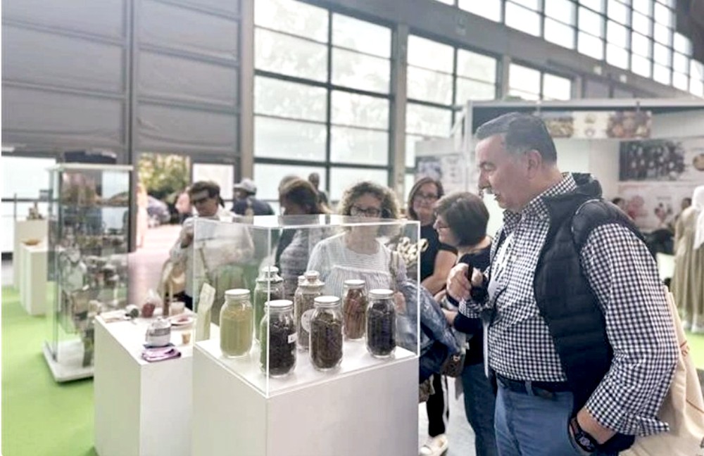 国际友人参观越南展位。