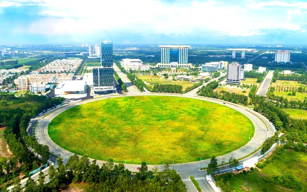 土龙木市和富坊的A1环岛，是平阳省新城市的中心，也是连接平阳省与胡志明市的都市地铁起点。