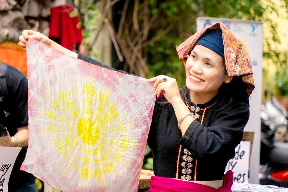 乂安省的傣族工艺师岑氏情是范玉英、潘登煌等设计师的长期合作伙伴。