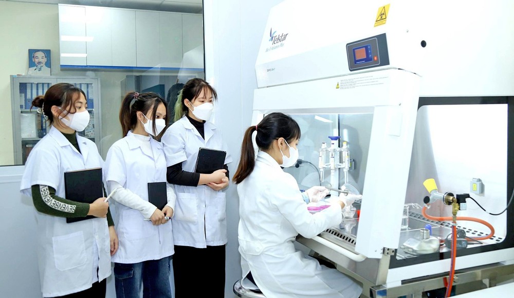 越南农业学院师生在食品科学与工艺中心实验室进行研究。