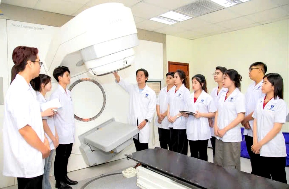 阮必成大学医学生物专业的学生在实行课上操作和使用医疗设备。