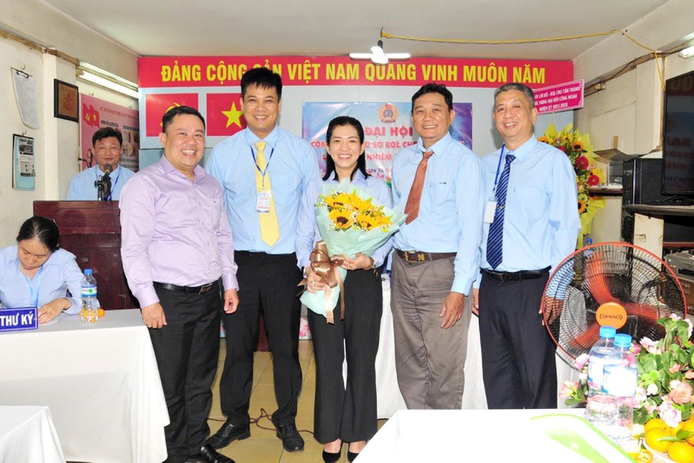 新城市场管委会党支部党员邓氏芳草参加基层单位工会大会。