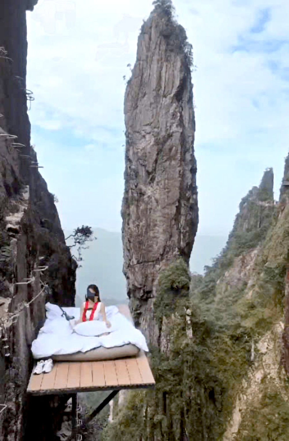 中国湖南一景区“悬崖睡床”引关注的景区