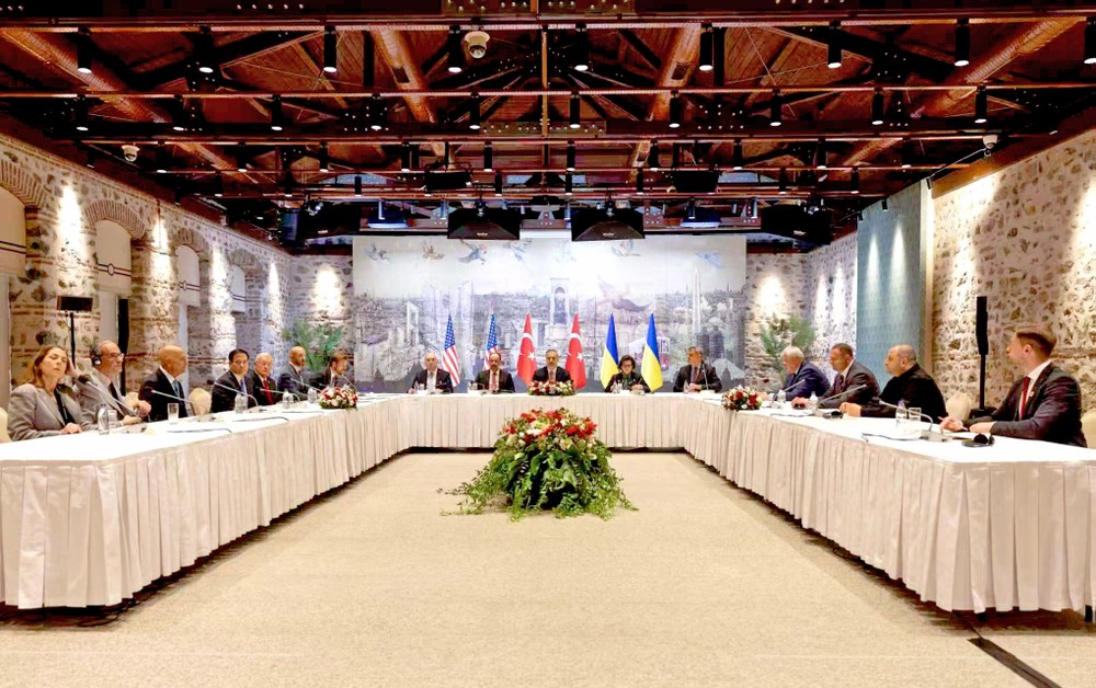 美乌土代表16日在土耳其伊斯坦布尔多尔玛巴赫切宫总统府进行会谈。