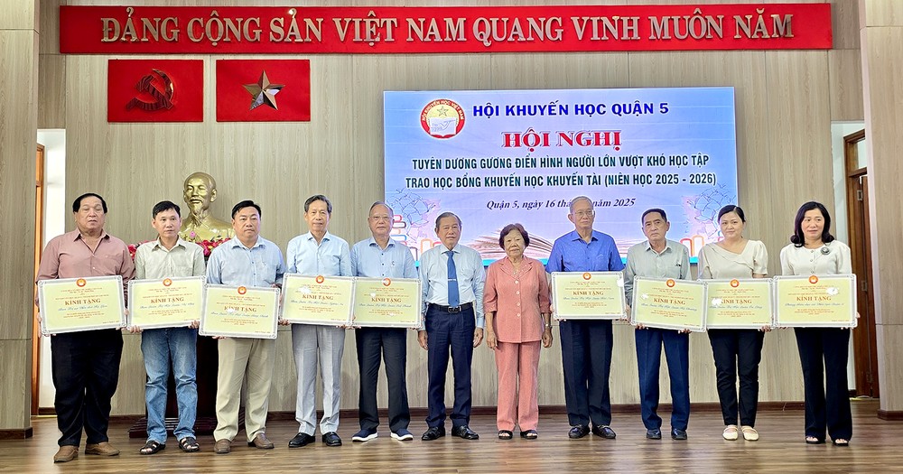 第五郡励学会向各集体单位颁发感谢状。