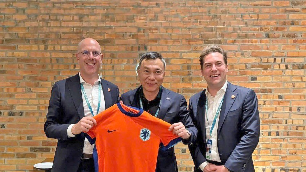 越南与荷兰足球协会代表合影