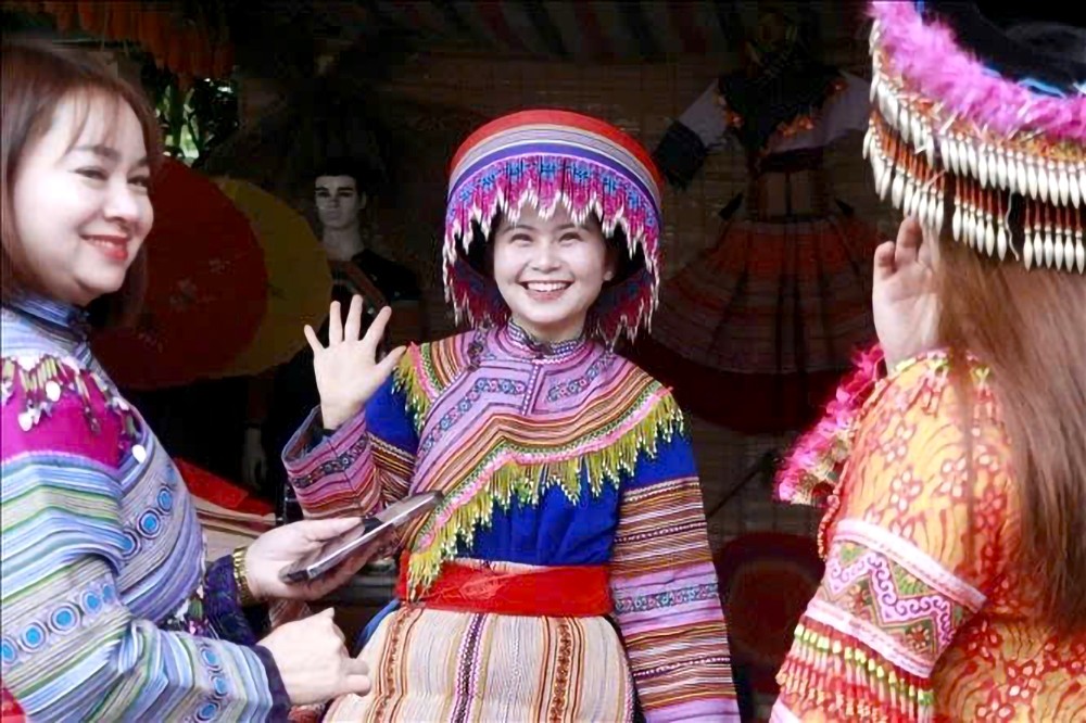 游客体验穿上苗族传统服饰。