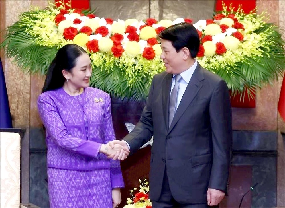 越南国家主席梁强会见泰国总理佩通坦·钦那瓦。