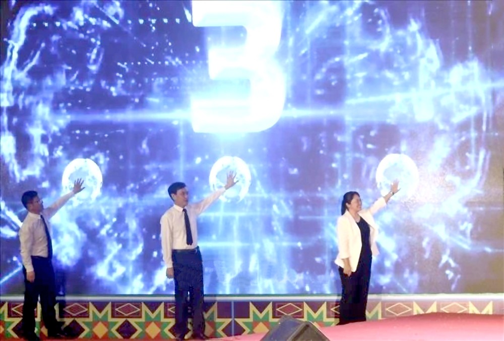 各位代表按钮启动越南高平市-中国白色市跨境旅游路线。