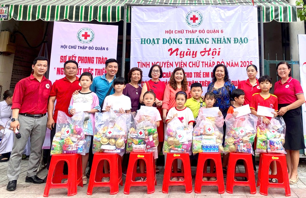 红十字会代表与华人热心人士向孤儿赠送爱心礼物。