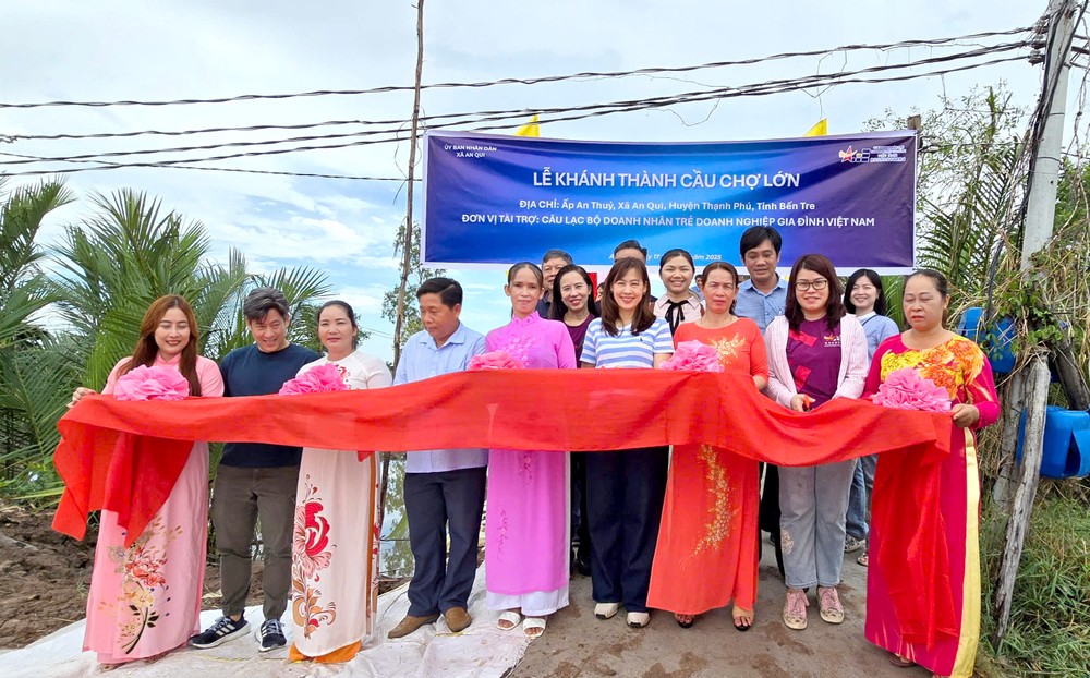 堤岸桥落成仪式。