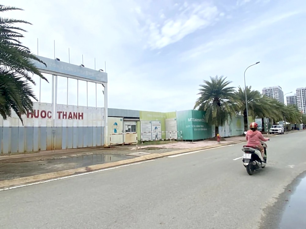 隆长坊社会住房项目长期处于围栏封闭状况。