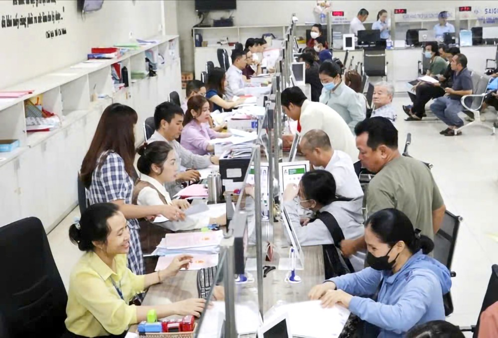 民众在第十二郡人委会“一站式”部门办理行政手续。