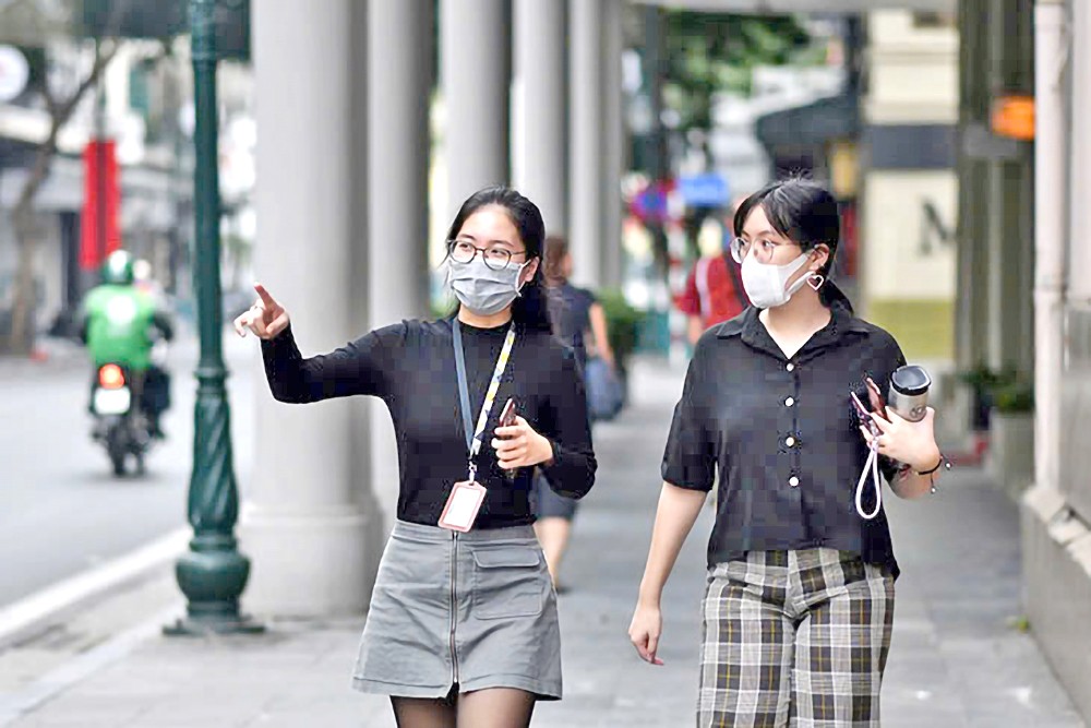 医疗专家提醒人们保持冷静，并采取防病措施，例如：戴口罩、经常洗手等。