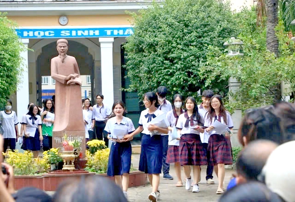 高中学生盼望在跨国公司取得就业机会，一定要学好外语，同时确定日后有意从事的工作，以选读适合的专业。