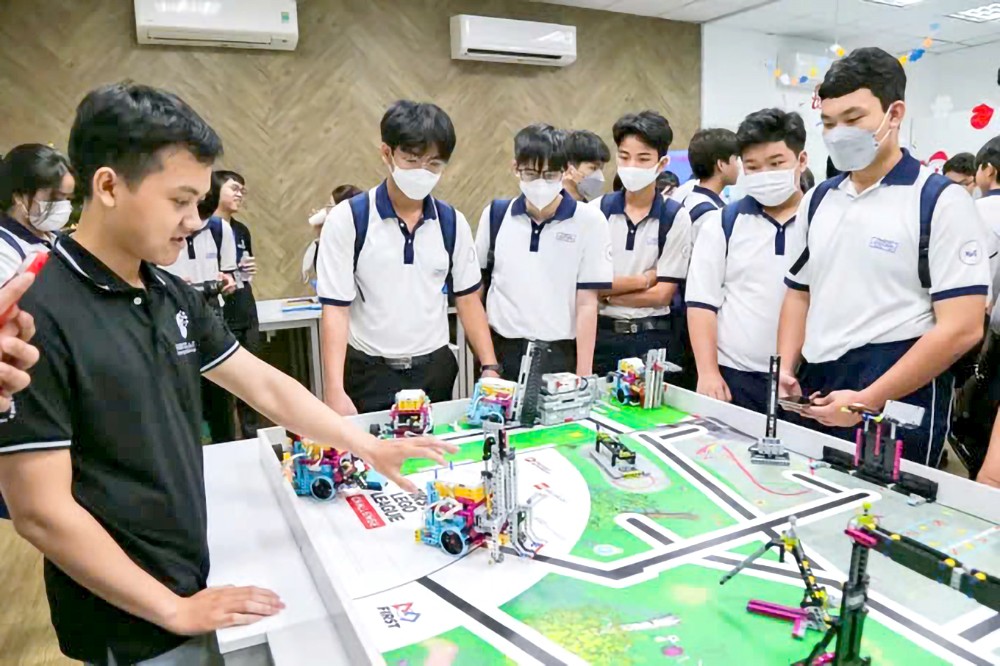 学生们参观市国立大学自然科学大学的机器人俱乐部。