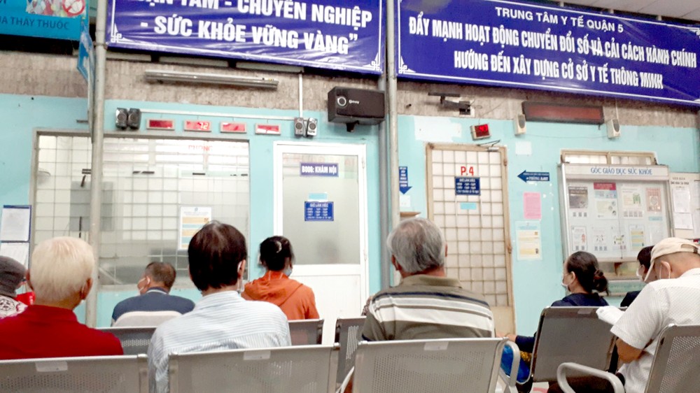 持医保卡病人须花费不少时间等待诊症和领药。