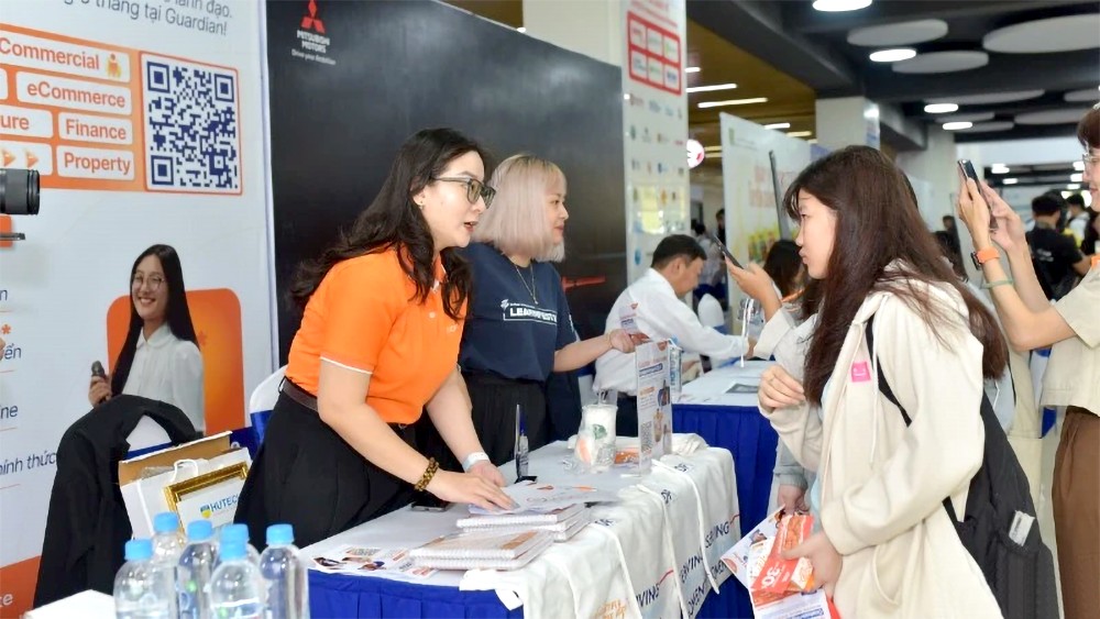 企业招聘逾1800名大学生