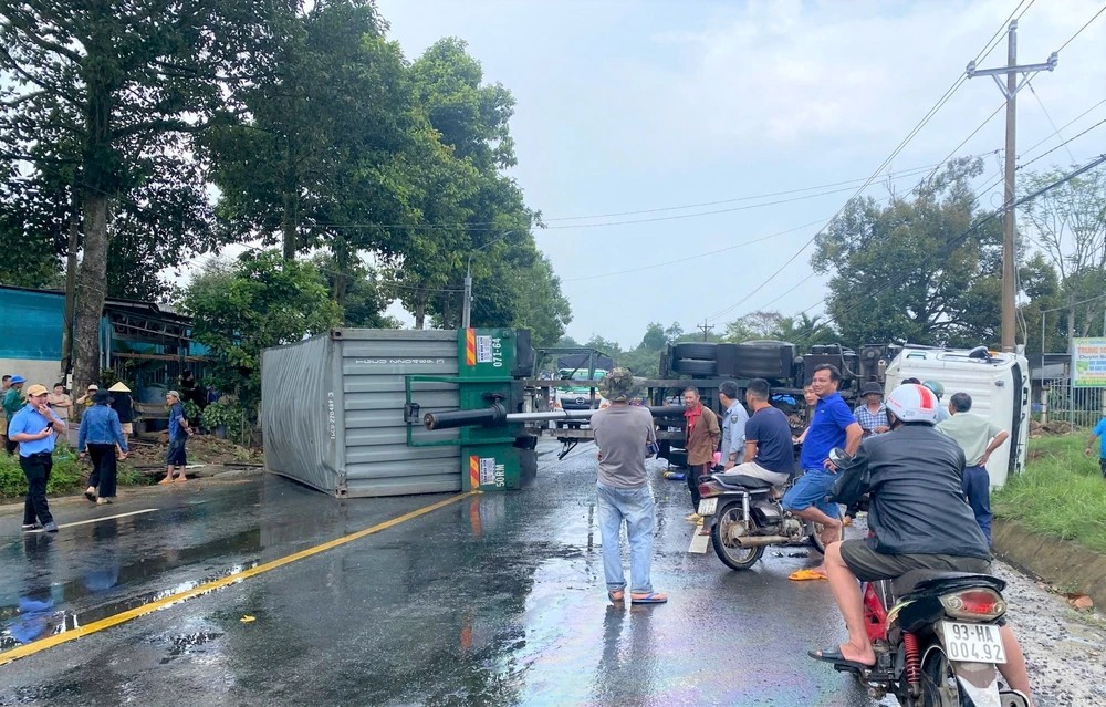 集装箱车侧翻 20 号国道致交通堵塞