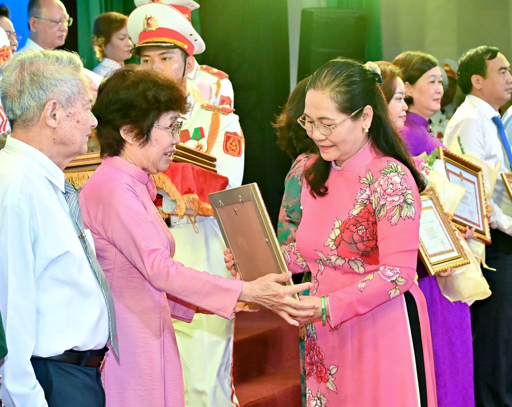 市人民议会主席阮氏丽向在2016-2025年阶段学习与效法胡志明思想、道德、风格方面取得出色成绩的个人颁发奖励。